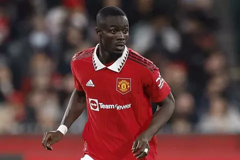 مدافع مانشستر يونايتد السابق ينتقل إلى نادٍ صاعد بالدوري السعودي